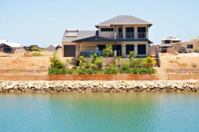 27 Corella Court - Exquisite Marina Home With a Pool and Wi-Fi, Exmouth